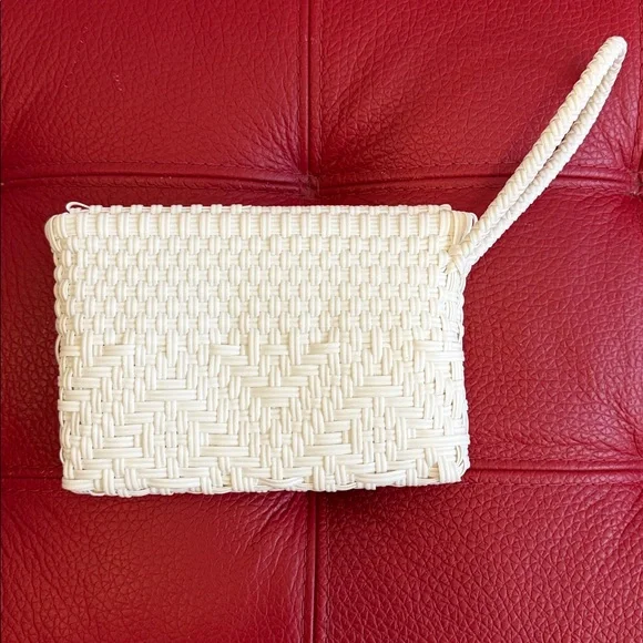 BNWT Maria Victoria Mono White Carlota Plastic Woven Straw Wristlet Clutch - Picture 7 of 10